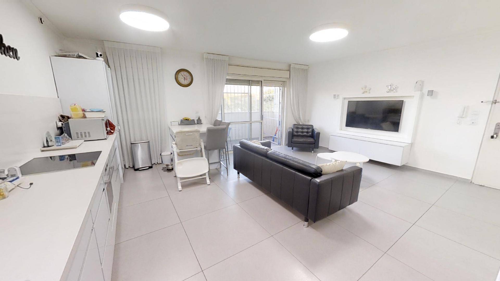 בשכונת הכרמים דירת 4 חד' משופצת  בשכונת הכרמים דירת 4 חד' משופצת