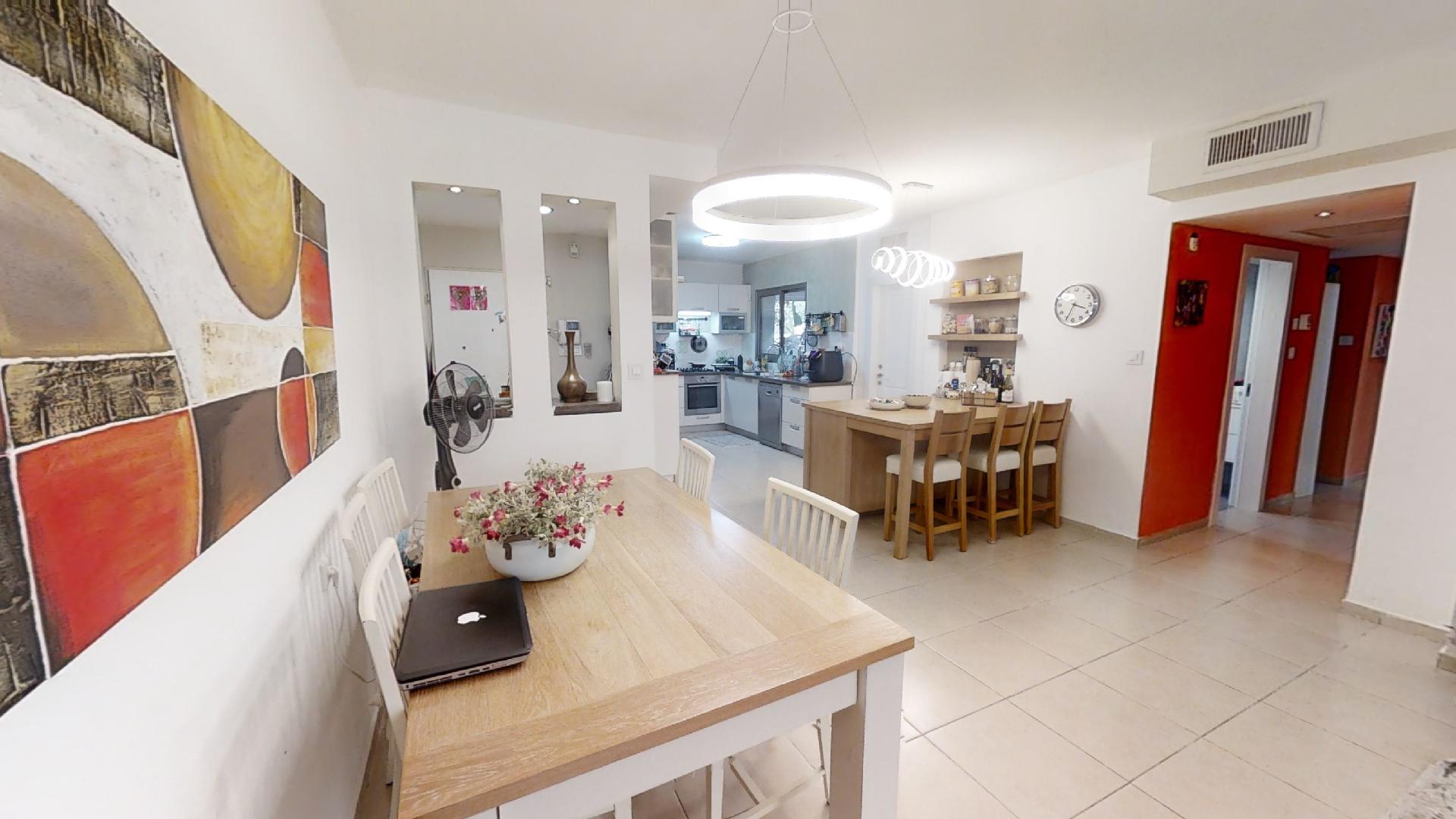 בשכונת אבני חן דירת גן 5 חדרים בשכונת אבני חן דירת גן 5 חדרים